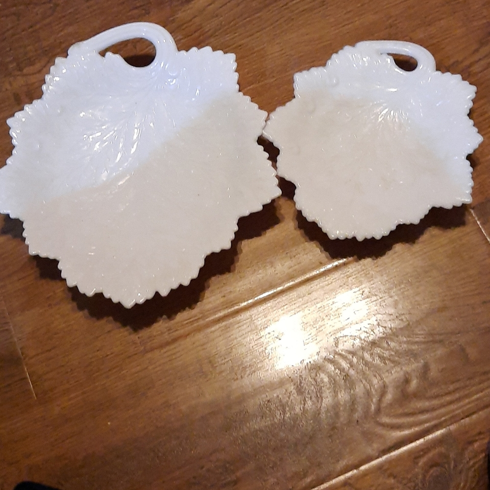 2 beautiful serving plates